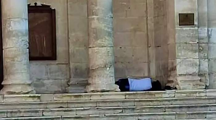 Vittoria, migrante si addormenta sotto il portico del prospetto del teatro: &egrave; polemica