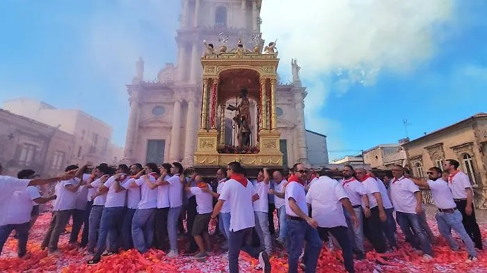 Monterosso Almo, un tripudio di colori per la festa in onore di San Giovanni Battista