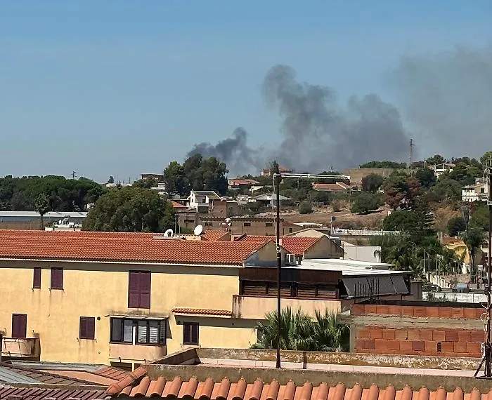 Vittoria, incendio a Montecalvo: fumo visibile a chilometri di distanza