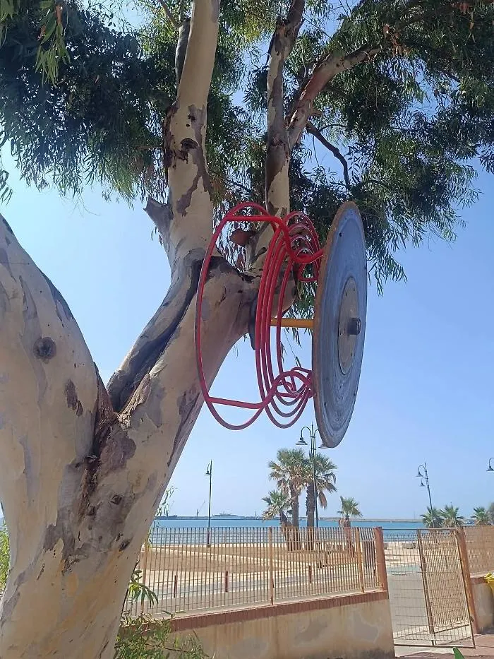 Atti vandalici al parco giochi di Pozzallo, giostrina appena a un albero