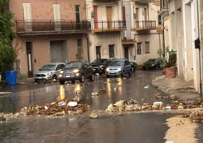 I cittadini esasperati: "Via Fontana si sgretola dopo la pioggia, non se ne pu&ograve; pi&ugrave;"