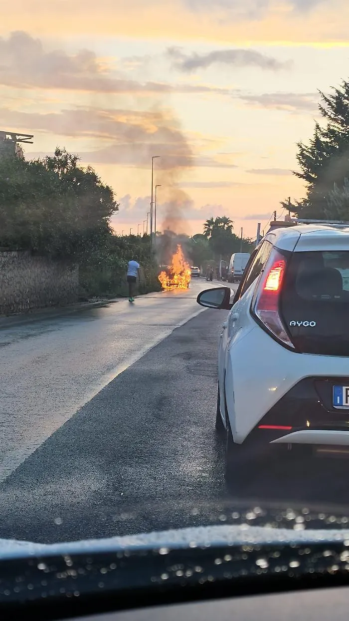 Ragusa, auto in fiamme sulla strada per Santa Croce