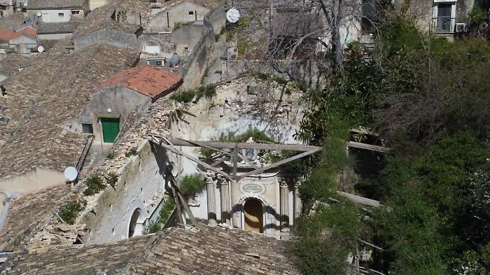 Modica, i ruderi dell'ex chiesa "a Raccumannata" e dell'ex asilo Regina Margherita rischiano il crollo