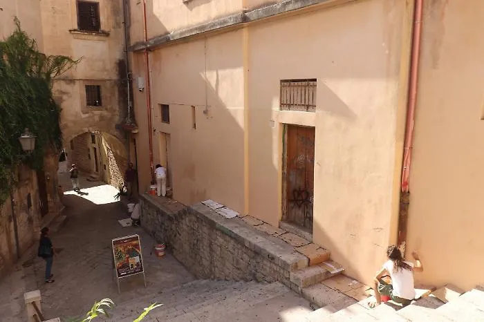 Modica e la piazzetta Grimaldi ripulita, l'apprezzamento del Comune