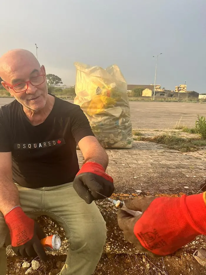 Da Treviso a Vittoria per sostenere l'ambiente: donati cartelli contro l'abbandono dei rifiuti