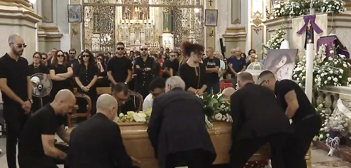 Ispica si &egrave; fermata per Michela Canto, una basilica gremita per l'ultimo saluto