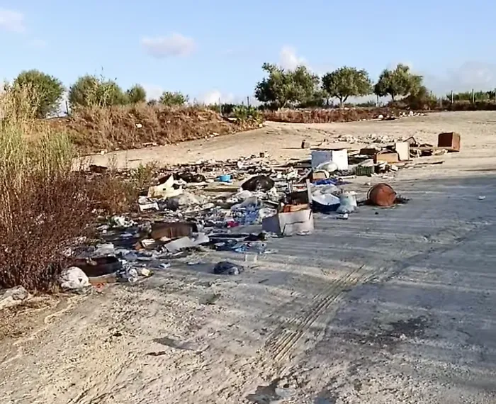 Rifiuti abbandonati a Vittoria, lo scempio di via Madonna della Salute
