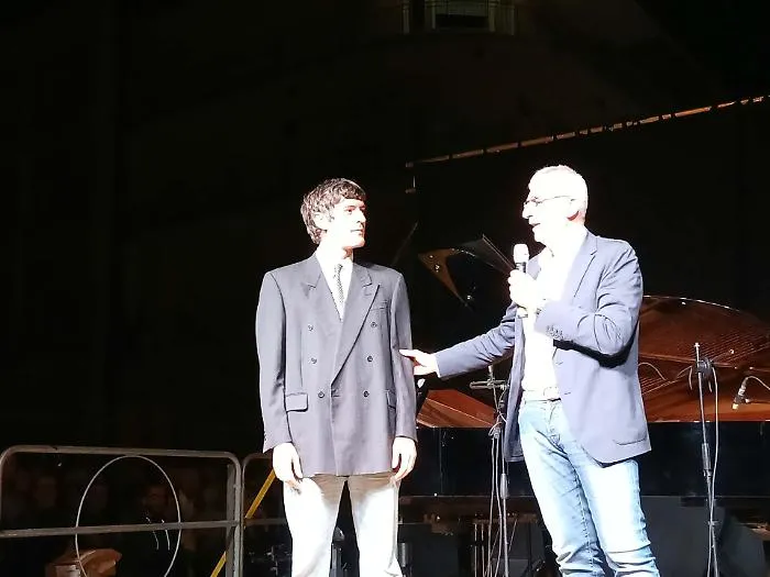Ragusa, grande successo per il concerto di Giovanni Caccamo sul ponte di via Roma