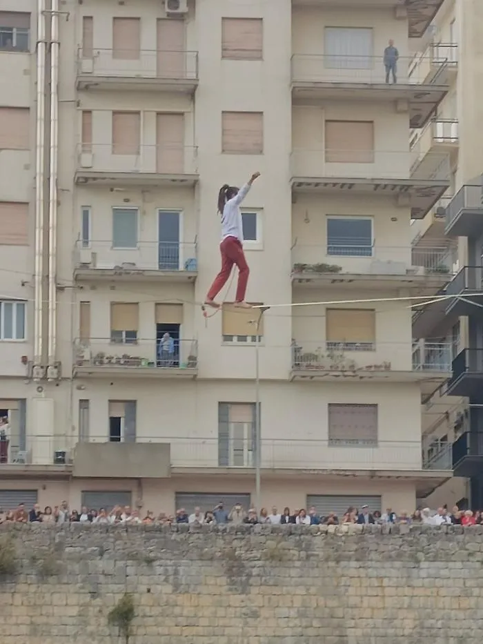 Un funambolo sopra la vallata a Ragusa, centinaia di persone con il naso all'ins&ugrave;