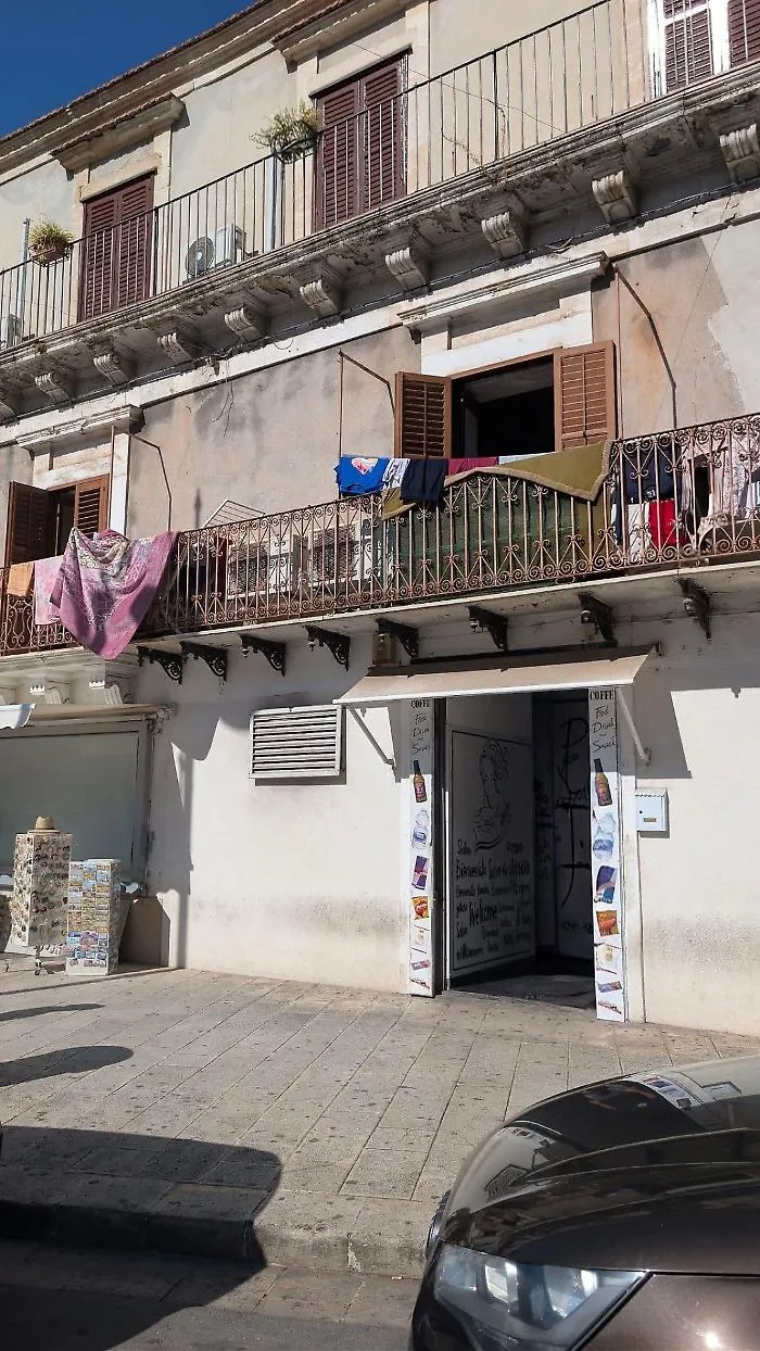 Modica e i panni stesi nel cuore del centro storico, stride con il decoro?