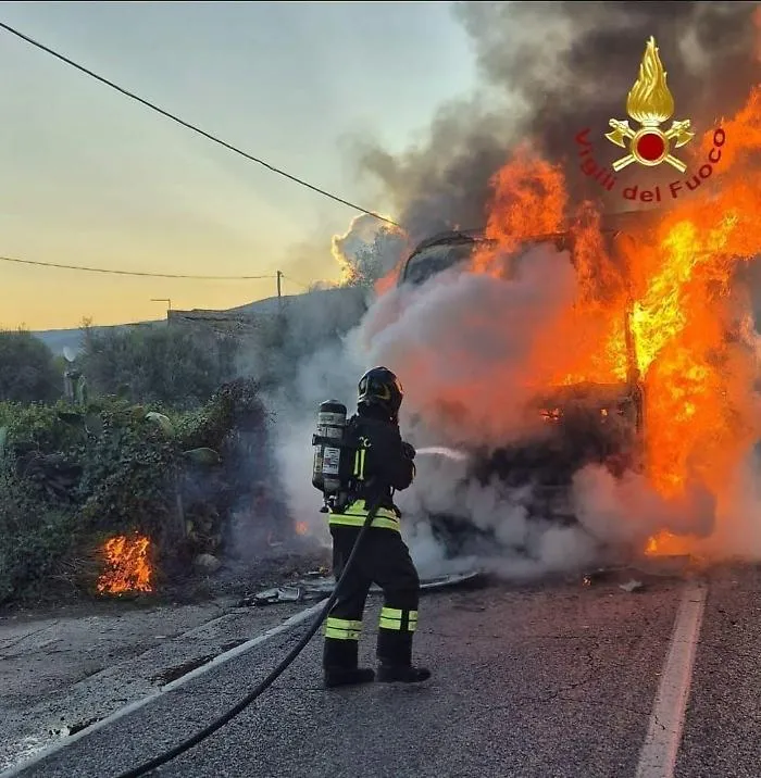 Vittoria, autocarro in fiamme sulla Ss 115