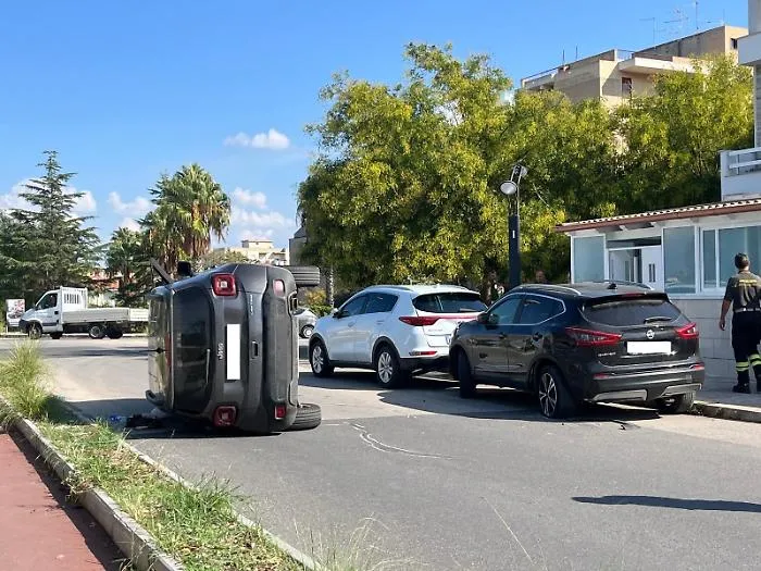 Comiso, auto si ribalta: ferita una donna