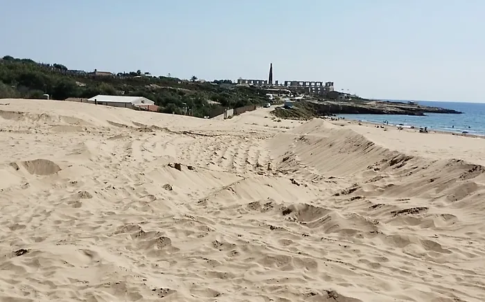 Lavori con le ruspe sulle dune di Sampieri, &egrave; protesta