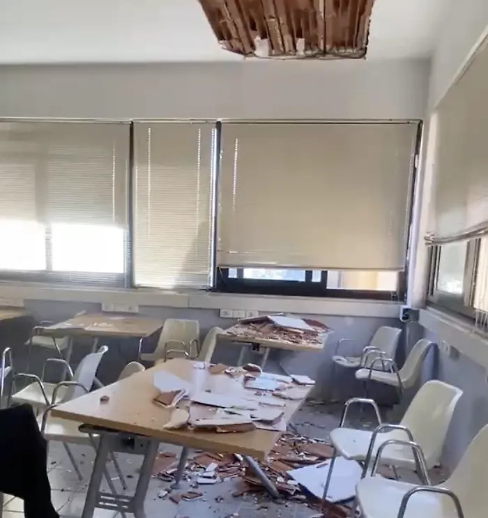 Vittoria, crolla parte del soffitto in una classe della scuola Pappalardo: due alunni feriti lievemente