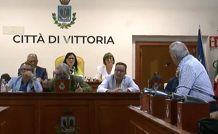 Vittoria, Artini: "Si cosa ri stari 'n campagna". E il sindaco Aiello lo riprende