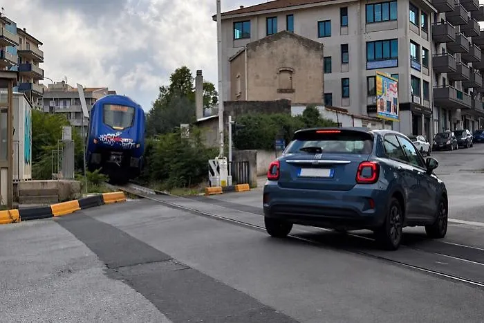 Ragusa, non c'&egrave; pace per il passaggio a livello di via Paestum: stavolta sbarre alzate mentre passano il treno e un'auto