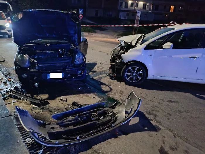 Comiso, scontro frontale in via Gandhi: due feriti trasferiti in ospedale