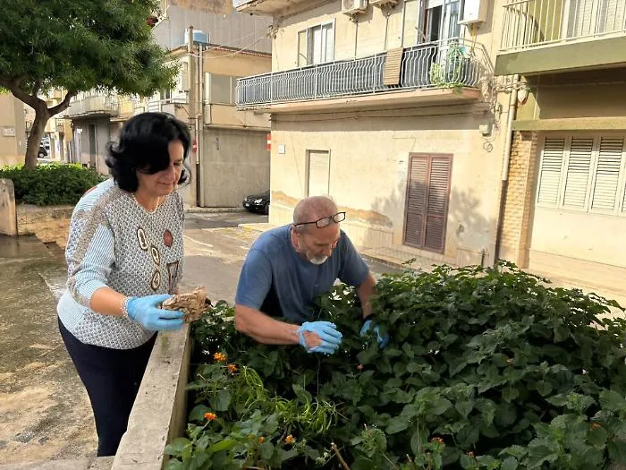 Comiso risponde al vandalismo, anche il sindaco con i volontari a pulire