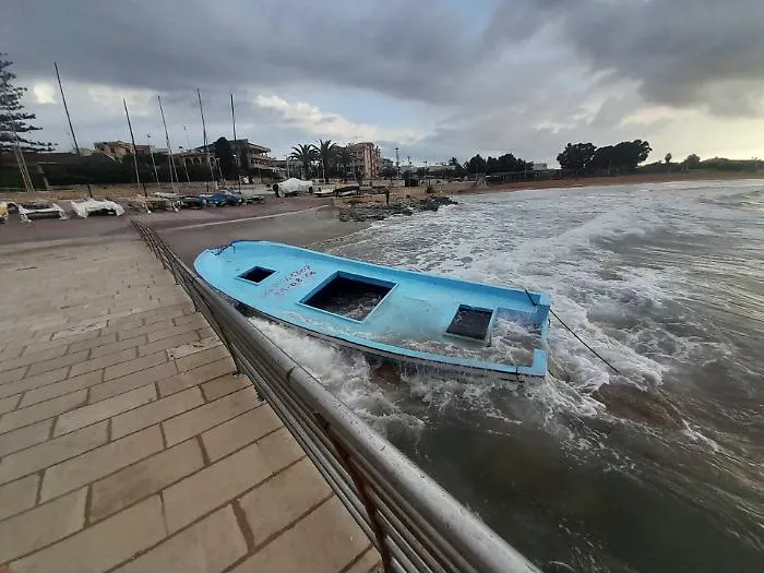 Marina di Modica, la barca sequestrata si deteriora al moletto