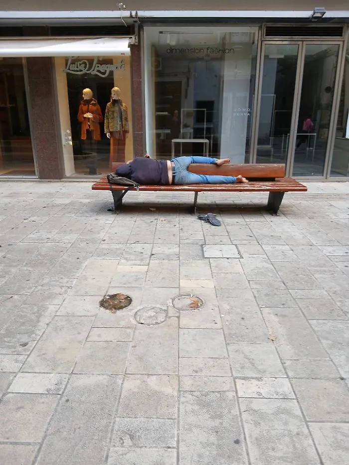 Ragusa, la foto di una persona che dorme su una panchina in via Roma accende il dibattito social sul degrado urbano
