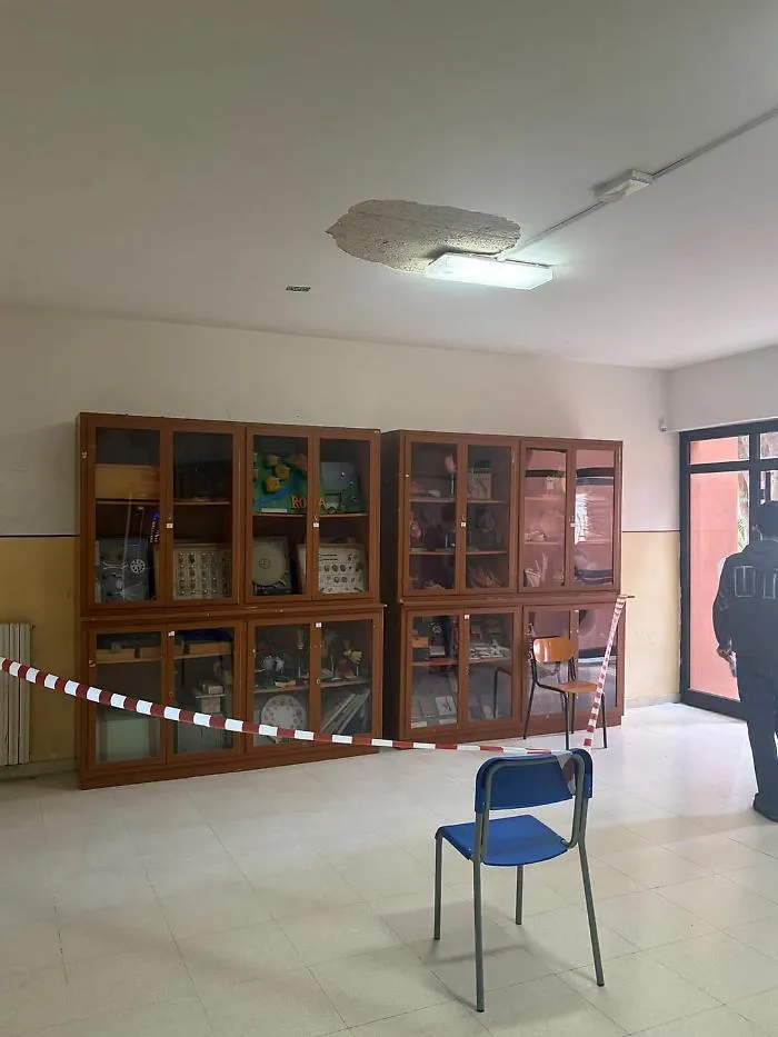 Edilizia scolastica buco nero a Vittoria, al Cannizzaro cede parte dell'intonaco al soffitto