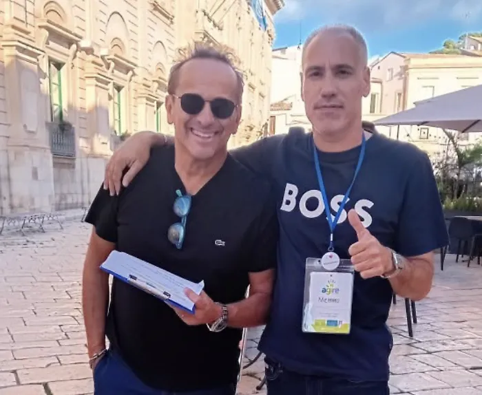 Uccio De Santis torna nel Ragusano: il comico pugliese a Scicli con la troupe per una produzione Rai