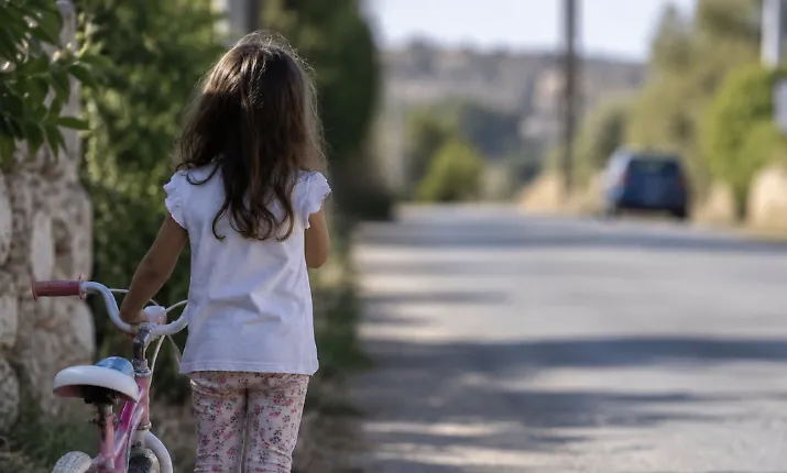 Scicli: bambina di 5 anni da sola sulla strada, 25enne la ferma e la mette al sicuro