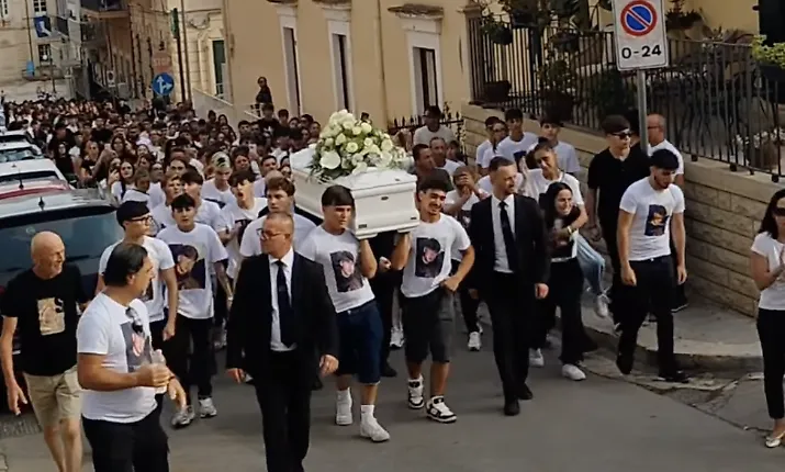 Pozzallo e i funerali di Giorgio Ruta: gli amici hanno gridato pi&ugrave; volte a voce alta il nome del ragazzo