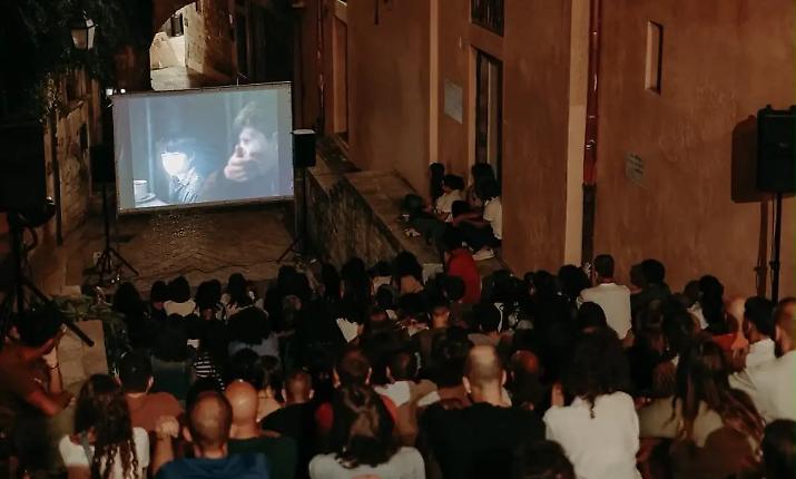 Piazzetta Grimaldi a Modica, muri ripuliti e cinema di quartiere