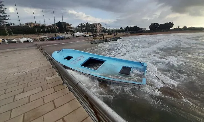 Marina di Modica, la barca sequestrata si deteriora al moletto